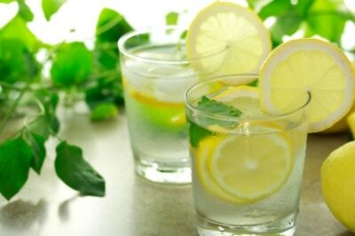 Los beneficios de tomar agua con limón